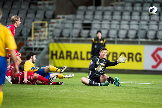 VM94-Lagets Jesper Limpar lobbar i mål över Elfsborgs