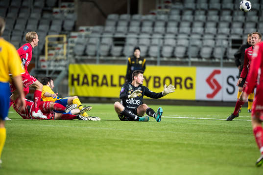 VM94-Lagets Jesper Limpar lobbar i mål över Elfsborgs