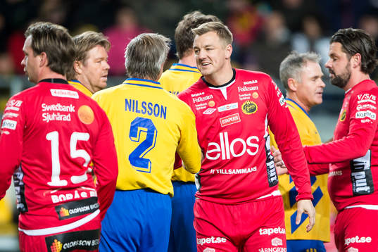 Elfsborgs Mathias Svensson och VM94-Lagets Roland Nilsson