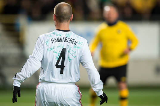 TV-lagets Anders Hammargren med tröja full av autografer