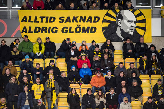 Banderoll med Alltid saknad Aldrig glömd på läktaren