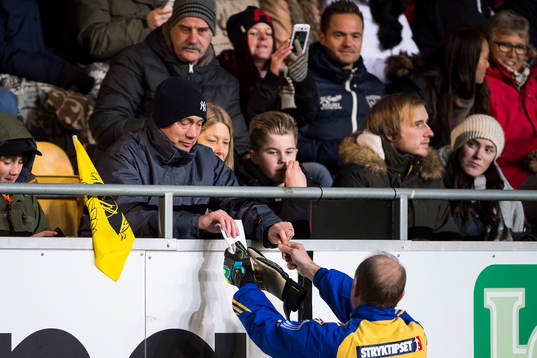 VM94-Lagets Thomas Ravelli skriver autografer