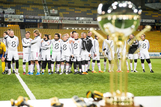 TV-laget med pokalen i förgrunden vid prisutdelningen