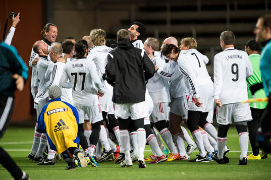 TV-lagets spelare jublar