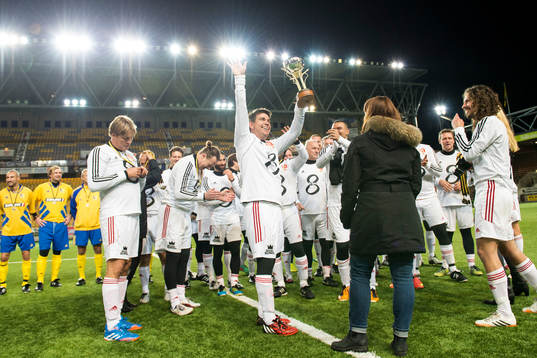 TV-lagets Patrik Ekwall höjer pokalen och laget jublar