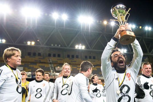 TV-lagets Özz Nujen höjer pokalen och jublar