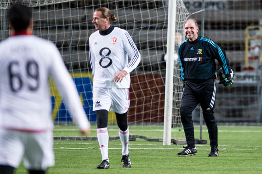 VM94-Lagets Thomas Ravelli skojar med TV-lagets Patrik