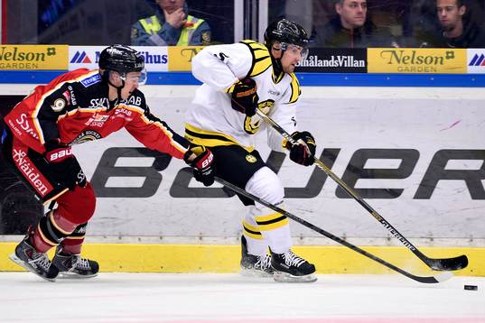 Brynäs Lukas Kilström jagas av Luleås Johan Forsberg
