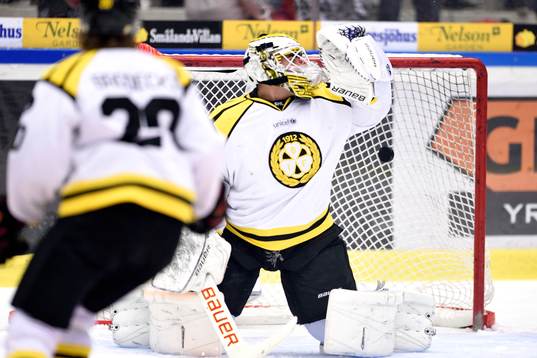 Brynäs målvakt Bernhard Starkbaum kan inte stoppa Luleås