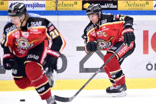 Luleås Chris Abbott med pucken
