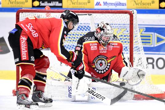 Luleås målvakt Daniel Larsson räddar ett skott