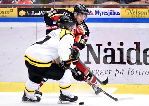 Luleås Cam Abbott med pucken