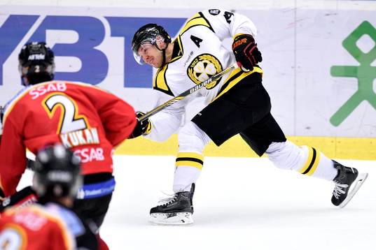 Brynäs Jacob Blomqvist tar skott