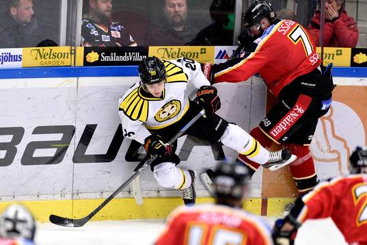 Luleås Jan Sandström tacklar Brynäs Adam Brodecki