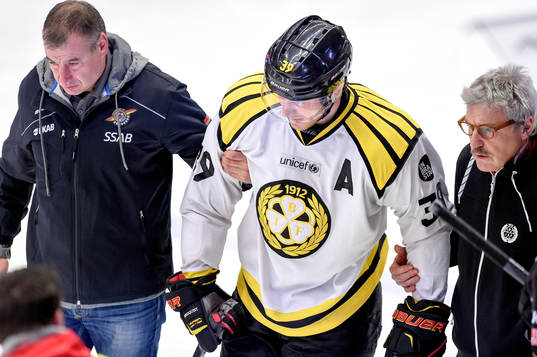 Brynäs Jonas Nordquist får hjälp av isen