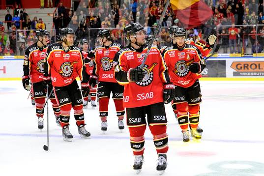 Luleås Cam Abbott och dom övriga spelarna i luleå tackar