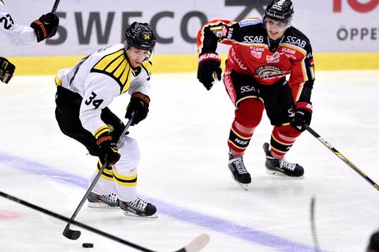 Brynäs Daniel Brodin med pucken