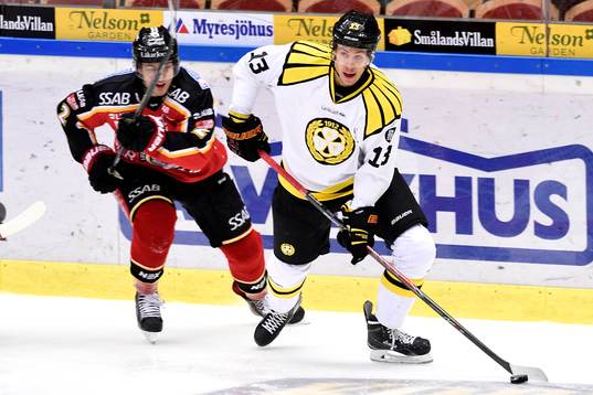 Brynäs Sondre Olden med pucken