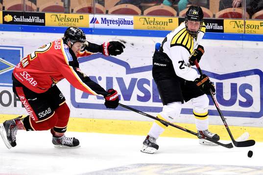 Brynäs Jens Lööke jagas av Luleås Dean Kukan