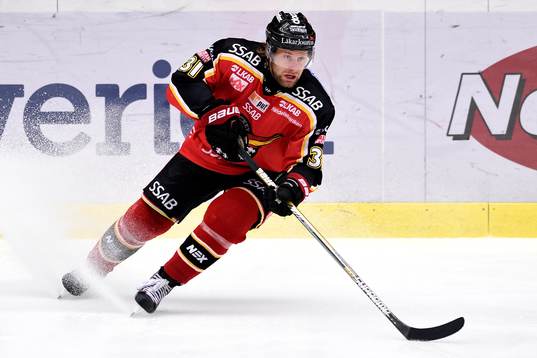 Luleås Jonathan Granström med pucken