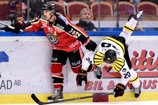 Luleås Karl Fabricius tacklar Brynäs Adam Brodecki