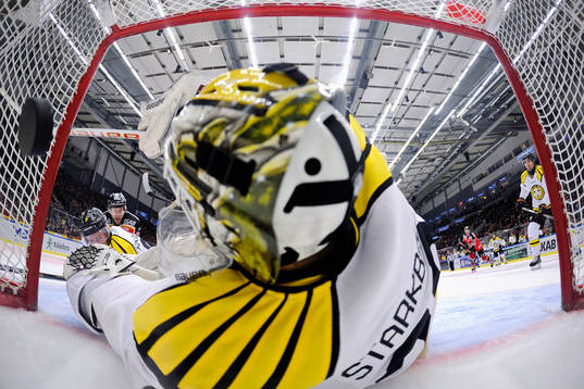 Brynäs målvakt Bernhard Starkbaum kan inte stoppa Luleås