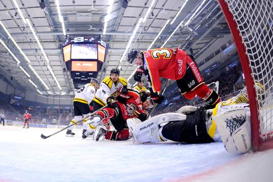 Luleås Lennart Petrell hoppar över en liggande målvakt