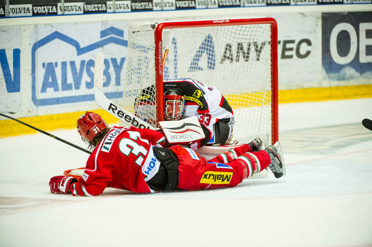 Modos Gustav Possler och Örebros målvakt Julius Hudacek
