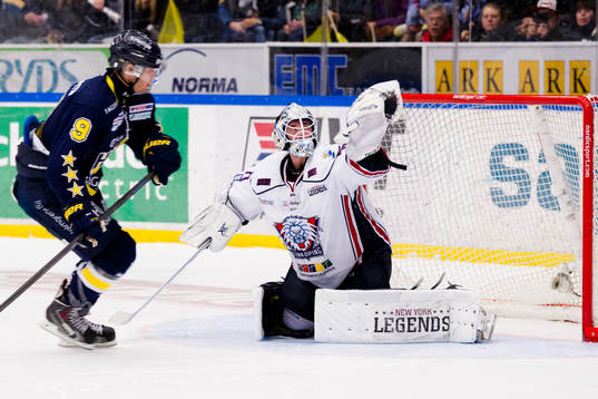 Linköpings målvakt David Rautio (h) plockar puck från