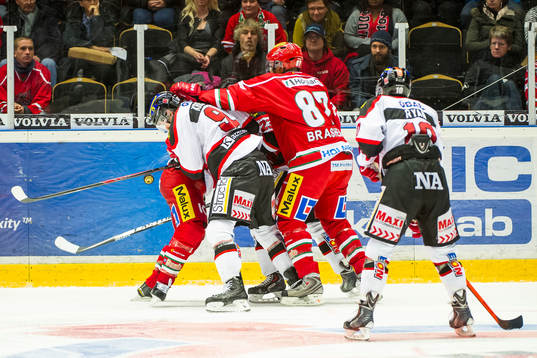 Modos Donald Brashear trycker ned Örebros Jakub Krejcik