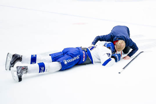 Leksands David Åslin blir liggande