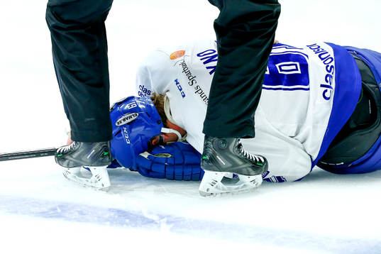 Leksands Johan Ryno blir liggande på isen