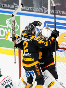 Skellefteås Erik Andersson jublar och kramar om målvakt