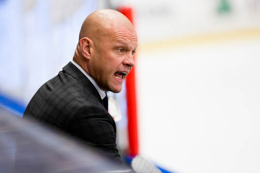 s tränare Andreas Johansson är arg på domarna