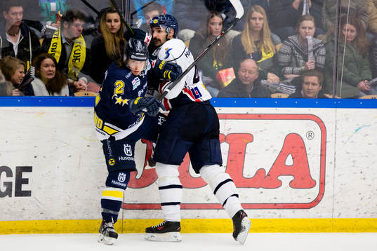 s Kristofer Berglund mot Linköpings Daniel Rahimi