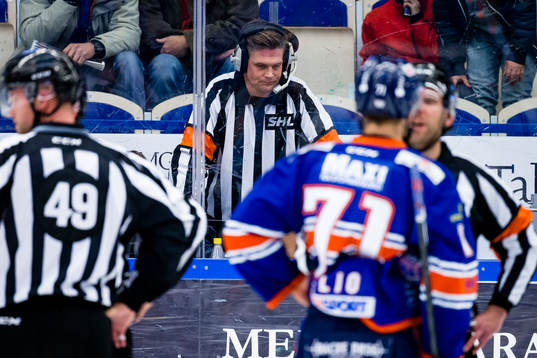 Domare Mikael Nord pratar med videomåldomaren