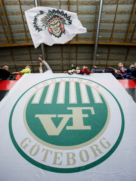 Frölunda supporter med flagga ovanför Frölundas gamla