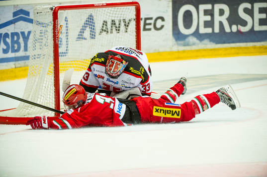 Modos Gustav Possler och Örebros målvakt Julius Hudacek