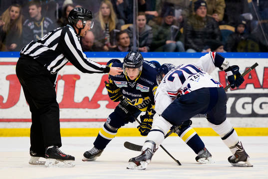 s Erik Christensen och Linköpings Jeff Taffe tekar mot