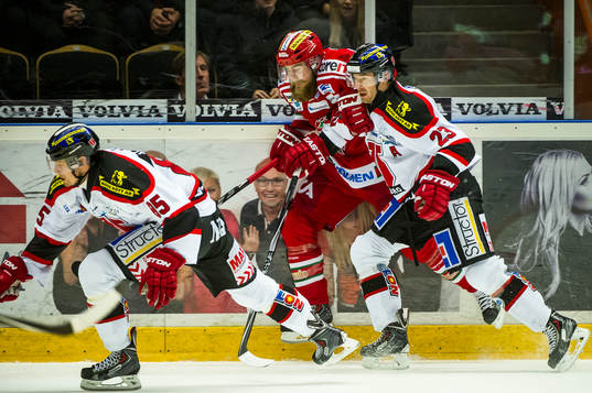 Modos Nichlas Torp blir inklämd av Örebros Tomas Skogs