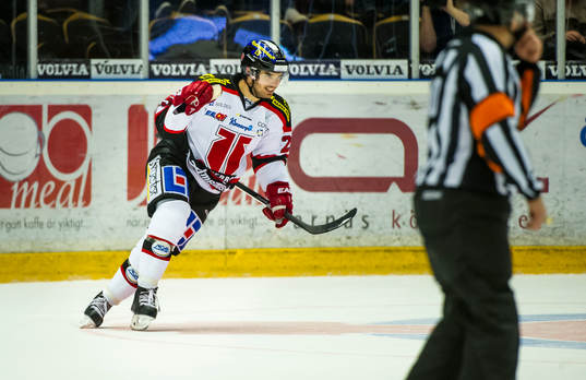 Örebros Martin Johansson gör mål på Modos målvakt