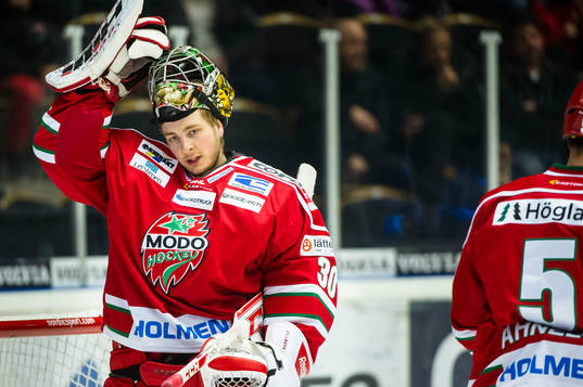 Modos målvakt Linus Ullmark deppar