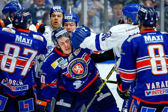 Växjös Sebastian Erixon i slagsmålunder ishockeymatchen