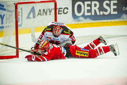 Modos Gustav Possler och Örebros målvakt Julius Hudacek