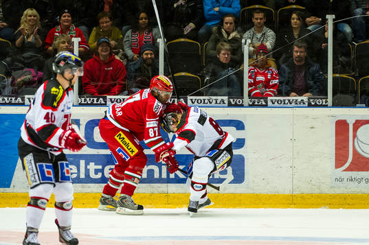 Modos Donald Brashear bråkar med Örebros Viktor Ekbom