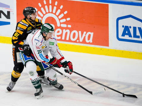 Frölundas Joel Lundqvist täcker pucken för Skellefteås