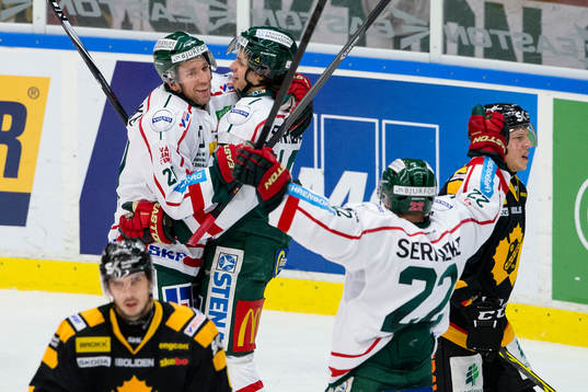 Frölundas Joel Lundqvist kramar om 1-2 målskytten Mattias