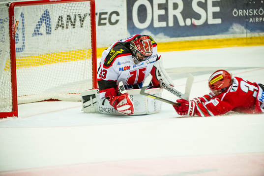 Modos Gustav Possler och Örebros målvakt Julius Hudacek