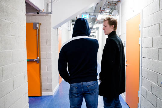 Växjös Gustav Rydahl pratar med Leksands David Åslin i