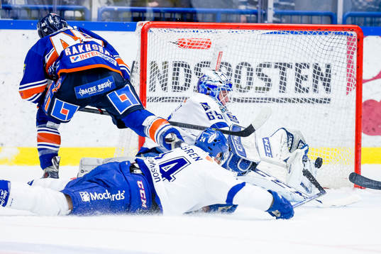 Leksands målvakt Oscar Alsenfelt räddar ett läge från